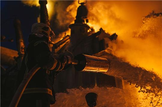 Feuerwehrleute löschen in Kiew nach einem Drohnenangriff einen Brand in einer Infrastruktureinrichtung.