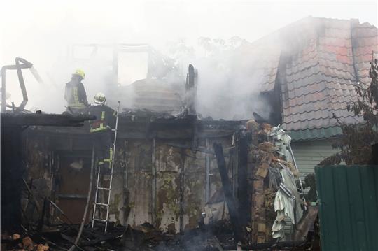Feuerwehrleute löschen nach einem Raketenangriff nahe Kiew.