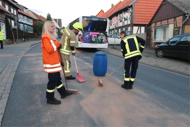 Bus blockiert Hauptstraße in Othfresen für mehrere Stunden Feuerwehrleute reinigen die Straße. Foto: Leifeld