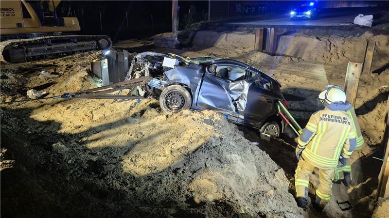 Feuerwehrleute sichern den Wagen und befreien den Fahrer. 
