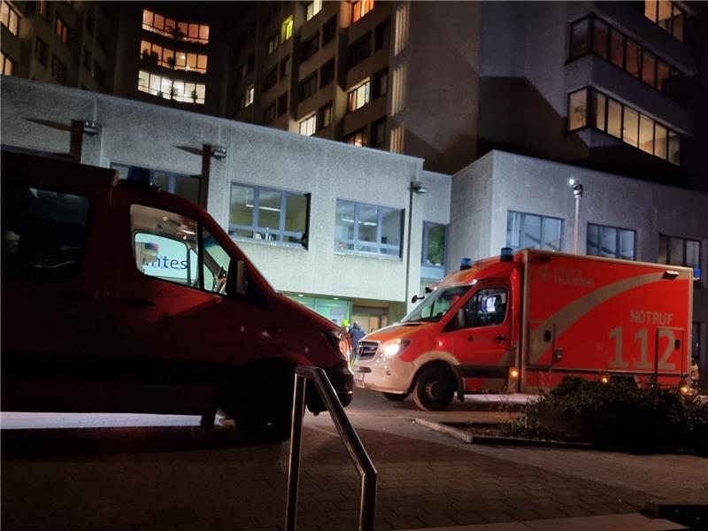 Mann zündet Krankenhausbetten an - vier Verletzte Feuerwehrleute sind am Klinikum am Urban im Einsatz.