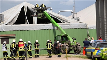 Feuerwehrleute sind an einer Biogasanlage im Einsatz.
