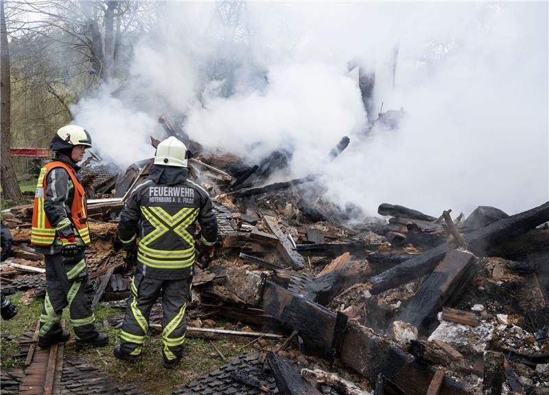 Haus des „Kannibalen von Rotenburg” abgebrannt Feuerwehrleute stehen neben den noch rauchenden Trümmern des ehemaligen Hauses des «Kannibalen von Rotenburg».
