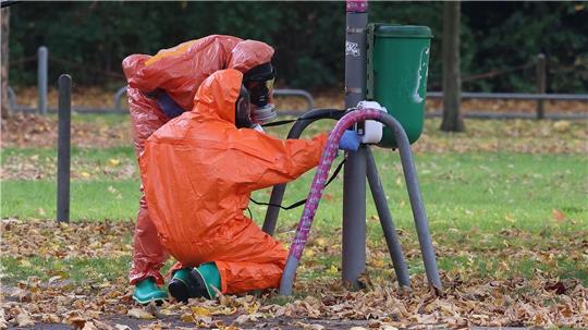 Feuerwehrleute überprüfen eine Mülltonne.