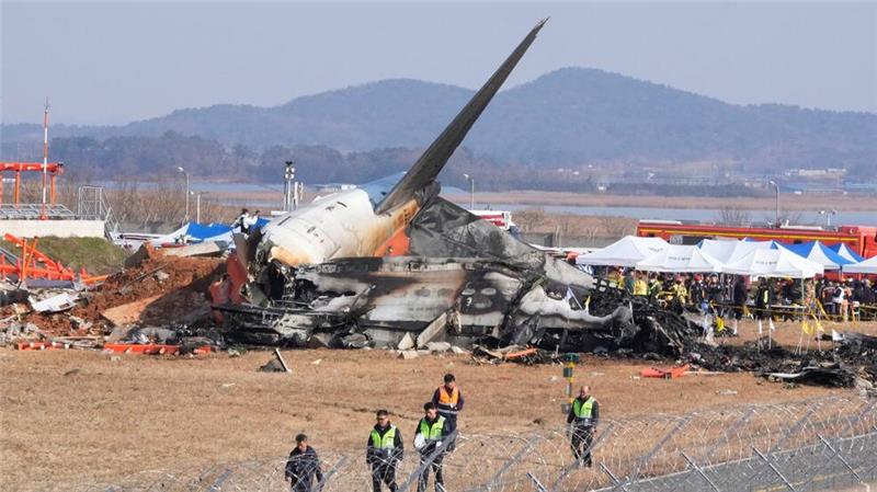 Feuerwehrleute und Rettungskräfte bergen die Opfer des verunglückten Flugzeugs auf dem internationalen Flughafen von Muan.