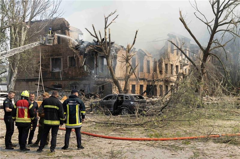 Russische Rakete trifft Klinik in der Ukraine Feuerwehrleute und Rettungskräfte in der Nähe der völlig zestörten Klinik in Dnipro.