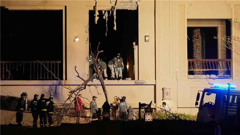 Gestrandet in Kriegszone: Urlauber sitzen in Golfregion fest Feuerwehrleute und Rettungskräfte inspizieren Schäden im Fairmont The Palm Hotel in Dubai.