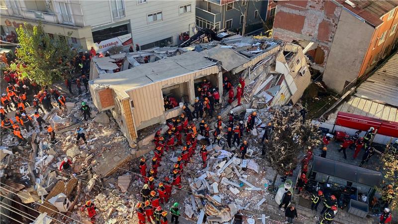 Haus in Türkei eingestürzt – Eltern und Kinder tot Feuerwehrleute und Rettungskräfte suchen nach dem Einsturz eines Wohngebäudes nach Verschütteten.