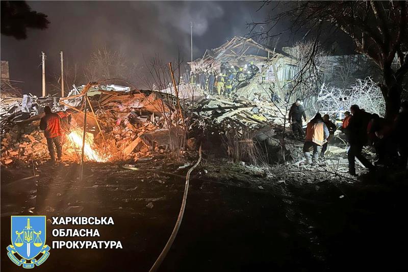 Große Teile der Ukraine unter Raketenbeschuss Feuerwehrleute untersuchen in der Region Charkiw die Trümmer eines zerstörten Wohnhauses.