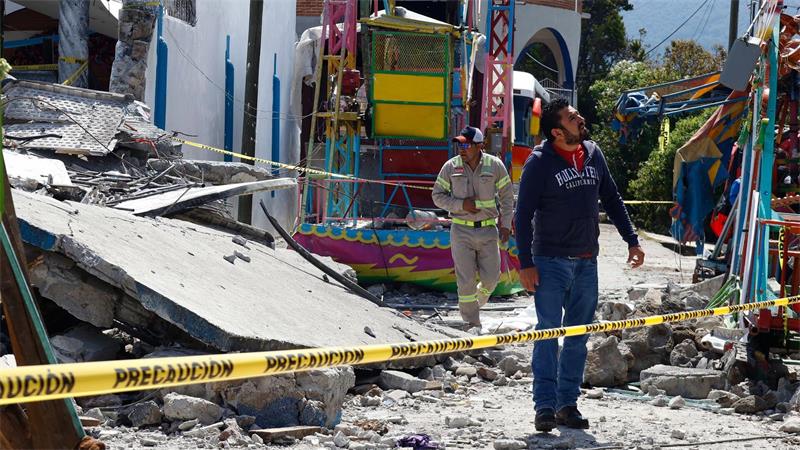 Feuerwehrleute untersuchten das durch eine Feuerwerksexplosion zerstörte Gebiet. 
