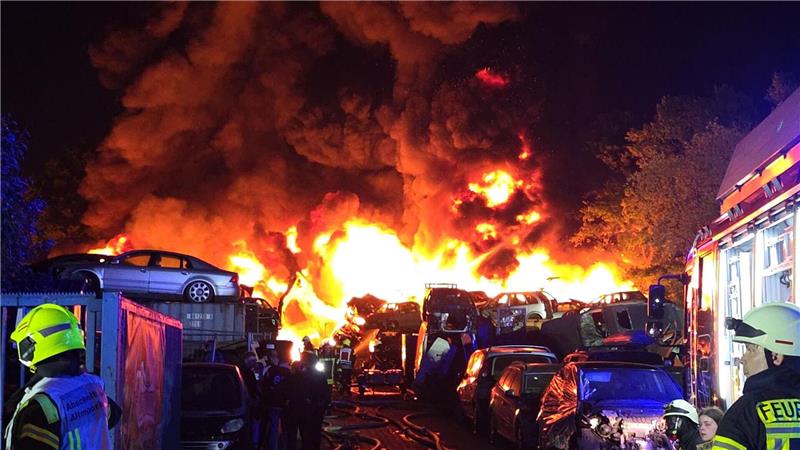 Feuerwehrleute versuchen, den Brand bei einer Recyclingfirma zu löschen. 