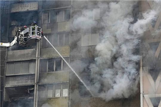 Feuerwehrleute versuchen in Kiew den Brand eines Wohnhauses zu löschen.