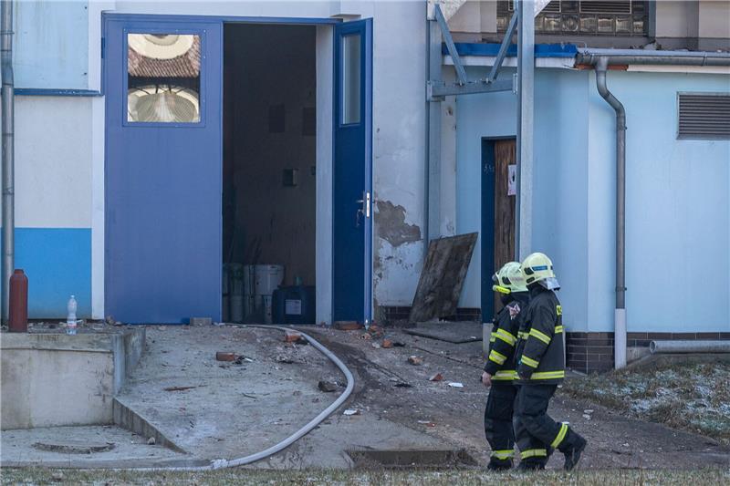 Fünf Arbeiter bei Explosion in Tschechien schwer verletzt Feuerwehrleute vor einer Firma in Kostany, in der Gasflaschen explodiert sind.