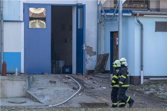 Feuerwehrleute vor einer Firma in Kostany, in der Gasflaschen explodiert sind.