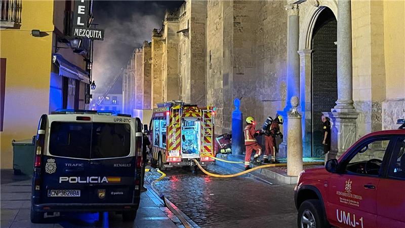Feuerwehrleute waren vor Ort, um den Brand zu löschen.