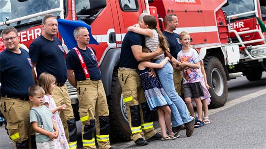 Feuerwehrmänner kehren von ihrem dramatischen Einsatz in Spanien zurück. 