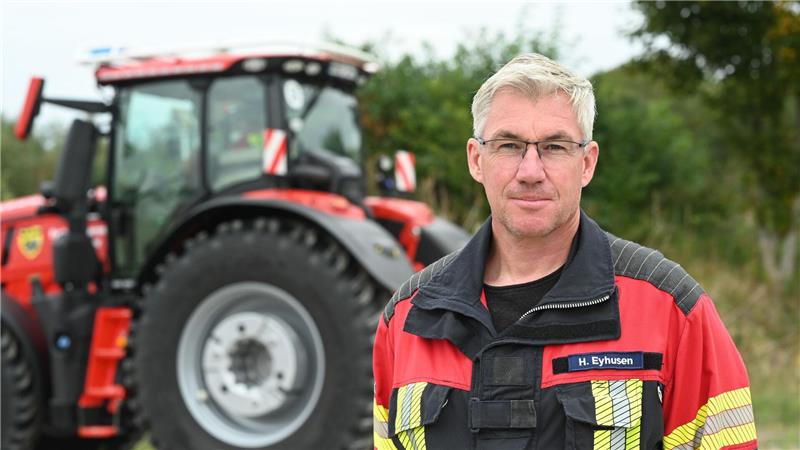 Feuerwehr in Ostfriesland rückt mit Trecker zu Einsätzen aus Feuerwehrmann Holger Eyhusen darf als einer von rund 20 Feuerwehrleuten bei der Freiwilligen Feuerwehr Wiesmoor den Feuerwehr-Trecker fahren.