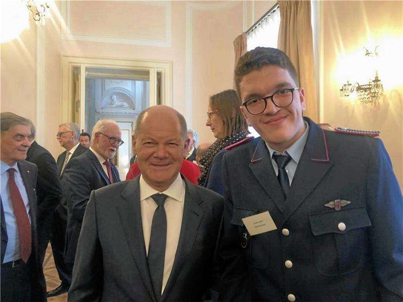 Feuerwehrmann Jonas Jordan aus Goslar beim Neujahrsempfang des Bundespräsidenten im Gespräch mit Bundeskanzler Olaf Scholz.  Foto: Privat