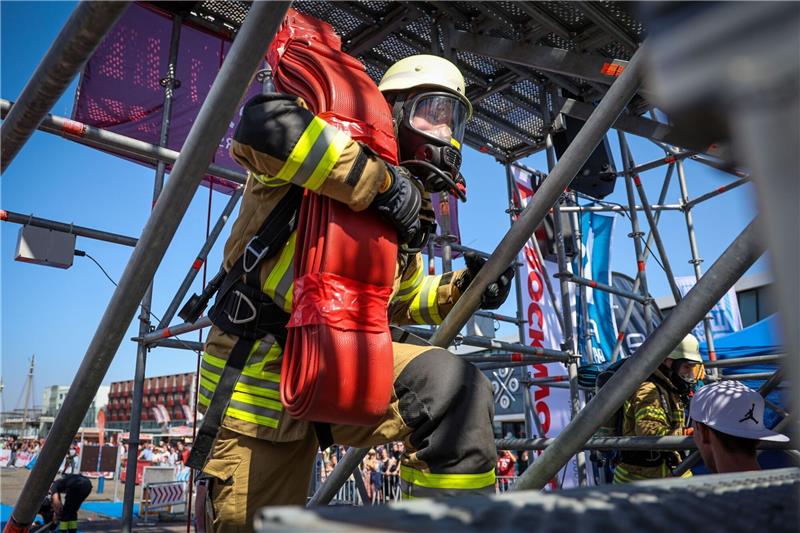 Feuerwehrleute treten im Wettkampf gegeneinander an Feuerwehrmann Philipp Reumann von der Feuerwehr Eckwarden bei der Firefighter Combat Challenge.