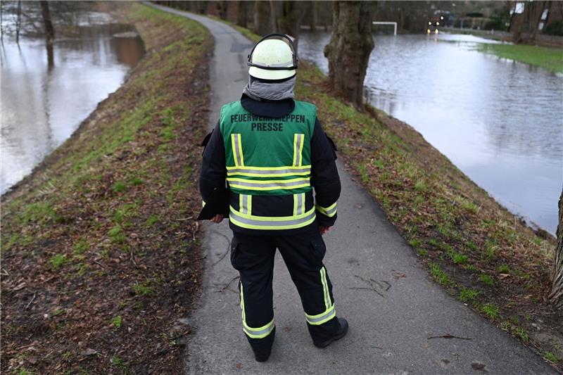 Pegelstände in Meppen gehen leicht zurück Feuerwehrmann Sven Lammers blickt auf den durchweichten Ems-Deich.