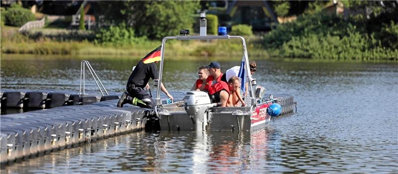 Student ertrinkt bei Badeunfall im Waldseebad Feuerwehrtaucher suchen nach dem verschwundenen Studenten.