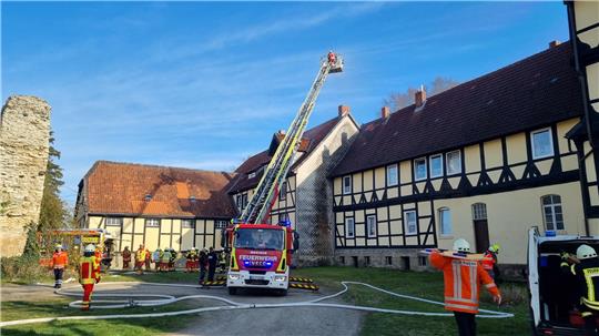 Feuerwehrübung: Mit der Drehleiter wird eine Person aus dem brennenden Haus gerettet.