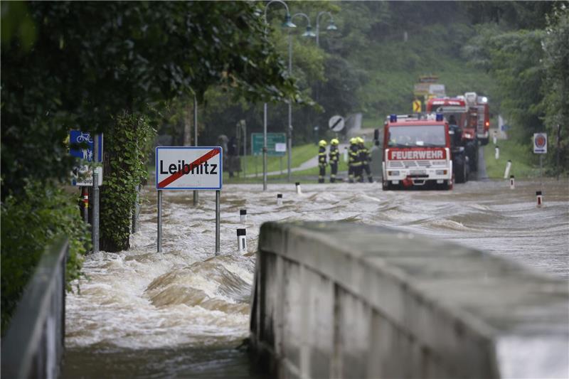 Slowenien und Österreich: Angst vor Erdrutschen Feuerwehrwagen stehen vor einer überfluteten Brücke über die Sulm am Ortsausgang von Leibnitz in der Steiermark.