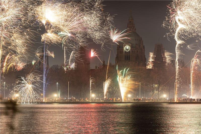 Feuerwerk explodiert am Himmel über dem Maschsee und dem Neuen Rathaus in Hannover.