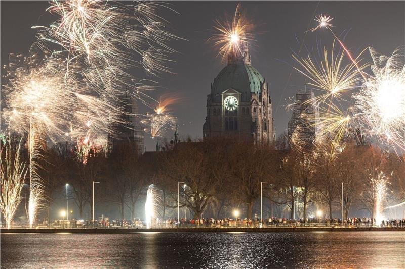 Feuerwerk explodiert am Himmel über dem Maschsee und dem Neuen Rathaus in Hannover.