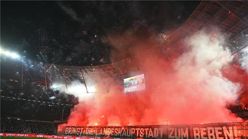Feuerwerk im Hannover-Fanblock.