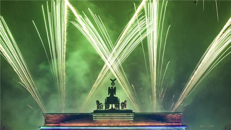 Feuerwerk ist bei der Silvester-Veranstaltung „Yeah 26“ über dem Brandenburger Tor zu sehen.