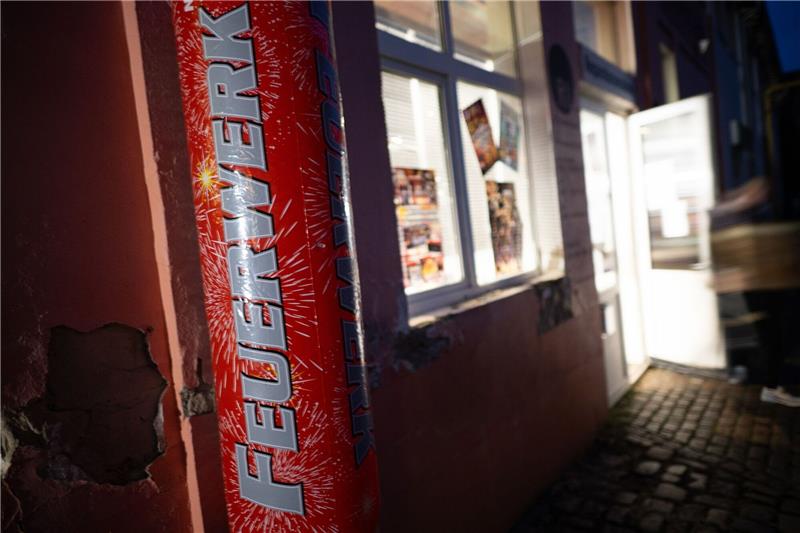 Großer Andrang bei Feuerwerksverkauf in Niedersachsen Feuerwerk steht am ersten Tag des Verkaufs von Feuerwerk im Einzelhandel.