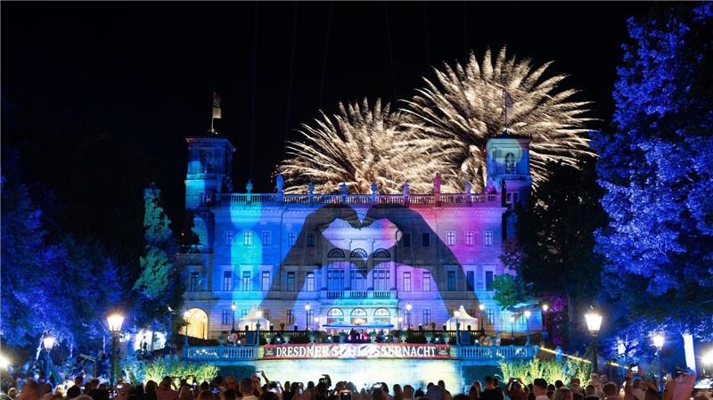 Feuerwerk steigt bei der 15. Dresdner Schlössernacht über dem Schloss Albrechtsberg auf, auf dem eine Projektion zu sehen ist.