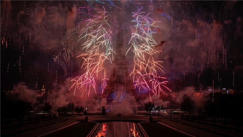 Feuerwerk und Drohnen beleuchten den Eiffelturm in Paris während der Feierlichkeiten zum Nationalfeiertag Frankreichs.