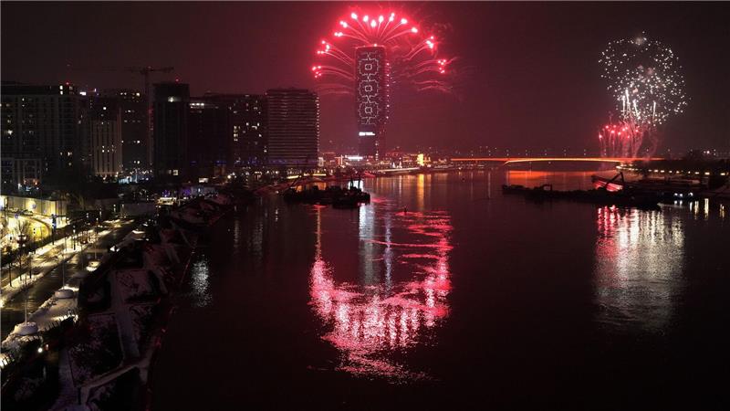 Feuerwerk und Laserlicht erhellen den Himmel über dem Belgrader Turm in Belgrad.