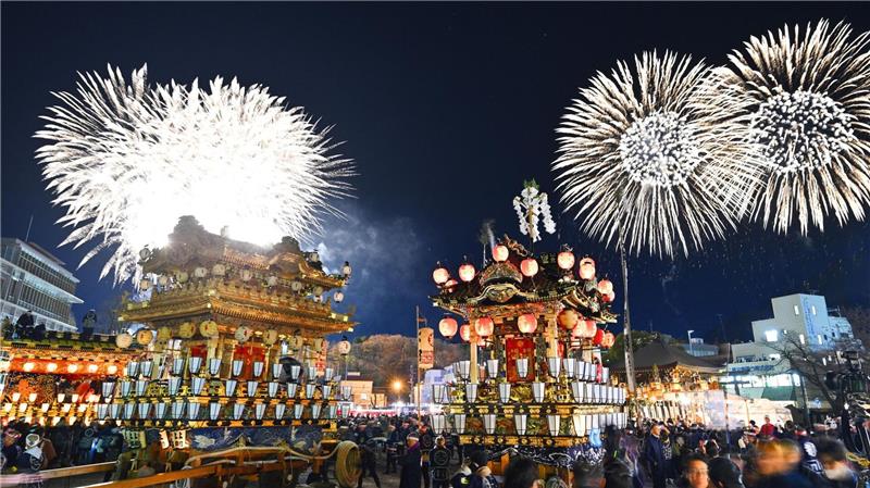 Feuerwerkskörper explodieren beim Chichibu-Nachtfest in der Präfektur Saitama im Osten Japans.