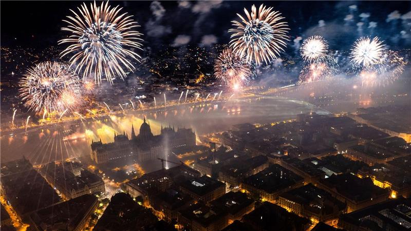Bilder des Tages Feuerwerkskörper explodieren über der Donau als Teil der Feierlichkeiten zum Nationalfeiertag in Budapest.