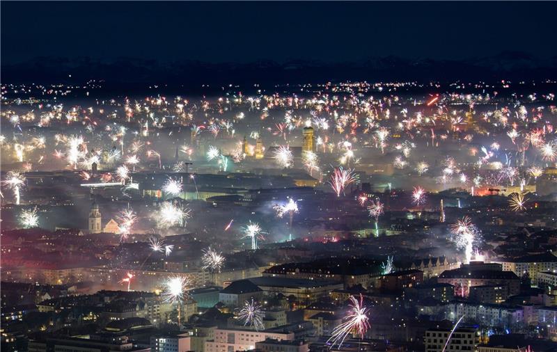 Krankenhäuser erwarten viele Silvester-Verletzungen Feuerwerksraketen explodieren in der Silvesternacht 2018/19 in München.