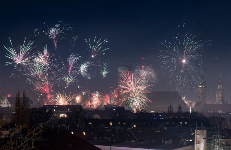 Feuerwerksraketen explodieren über der bayerischen Hauptstadt.