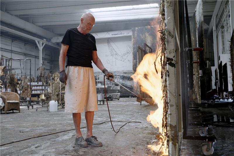 Feurige Kunst: Wim Wenders zeigt Anselm Kiefer bei der Arbeit.