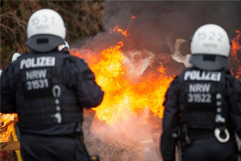 Von „Hambi” zu „Lützi”: Konflikt um Symbol der Klimabewegung Feuriger Protest: Die Aktivisten haben Barrikaden aus Strohballen aufgestellt und diese angezündet.