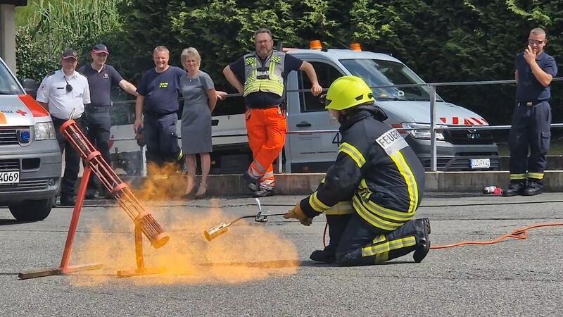 Feuriges Experiment: Die Altenauer Brandschützer zeigen, warum eine Sprayflasche bei den heißen Temperaturen besser nicht im Auto gelagert werden sollte.