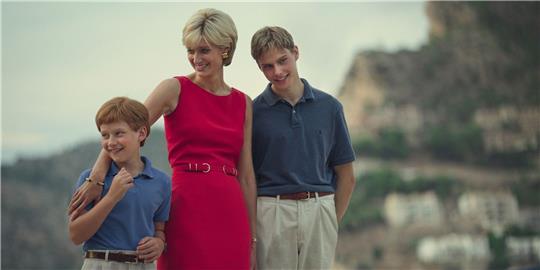 Fflyn Edwards (l-r) als Prinz Harry, Elizabeth Debicki als Prinzessin Diana und Rufus Kampa als Prinz William spielen in der Serie «The Crown» mit.