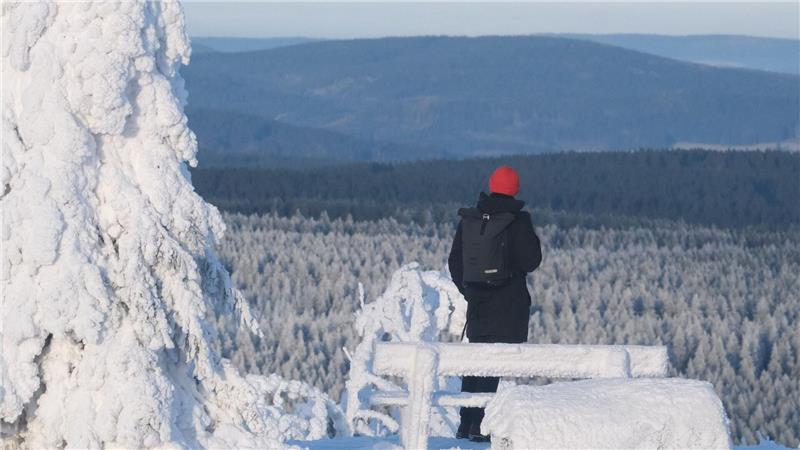 Fichtelberg im Frost: Spaziergänger genießt Winteridylle