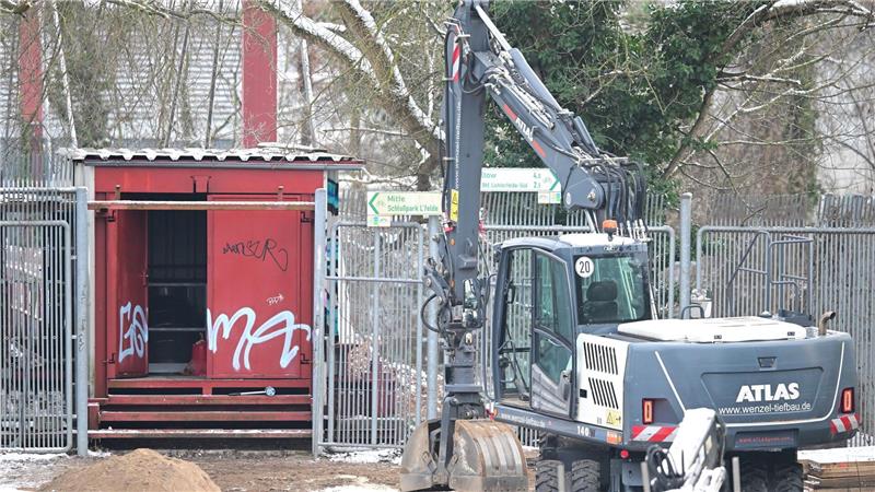 Fieberhaft arbeiten Fachleute daran, die Stromversorgung wieder herzustellen.