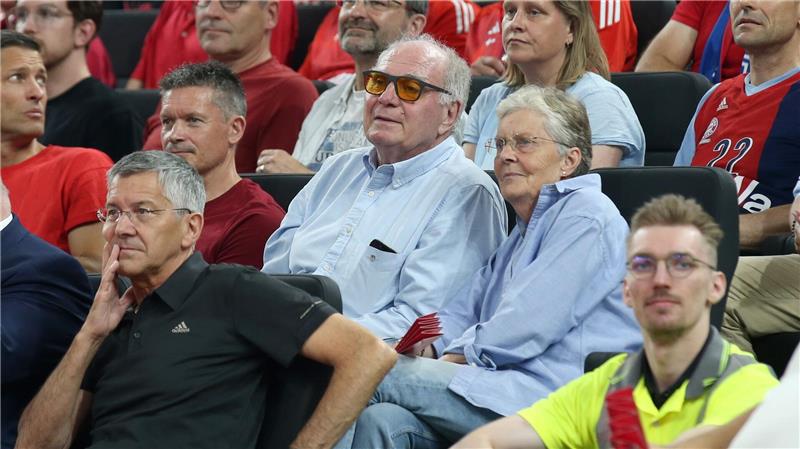 Finaler Thriller: Bayern-Basketballer wieder Meister Fieberten auf der Tribüne mit: Uli Hoeneß und Herbert Hainer.