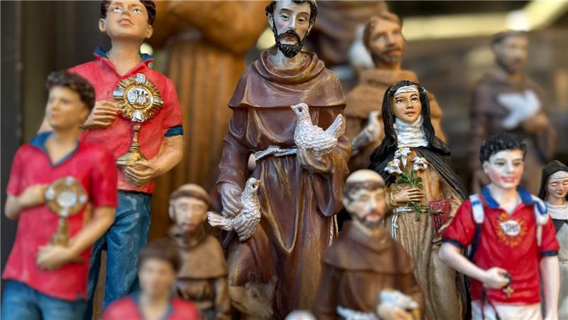 Der erste Internet-Heilige: Carlo Acutis Figuren des alten und des neuen Heiligen stehen in den Souvenirhops nebeneinander. (Foto: Archiv)