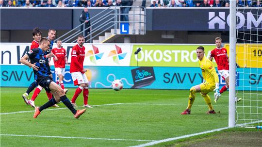 Filip Bilbija erzielt in der 50. Minute die 1:0-Führung für den SC Paderborn.