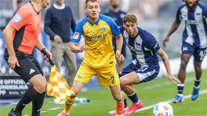 Paderborner Doppelpacker Bilbija und Infekt stoppen Hertha Filip Bilbija (l) leitet mit seinem Doppelpack den Paderborner Sieg bei Hertha BSC ein.