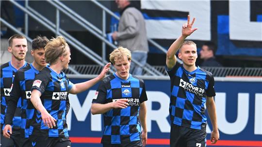 Filip Bilbija (r) erzielte in der ersten Halbzeit drei Tore.